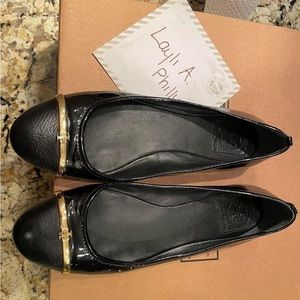 Tory Burch Flats (Sz. 9) Black patent leather with pebbled leather cap toe.